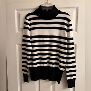 Spense Knits Women’s Long Sleeve Turtleneck Sweater. Size small. Black and white